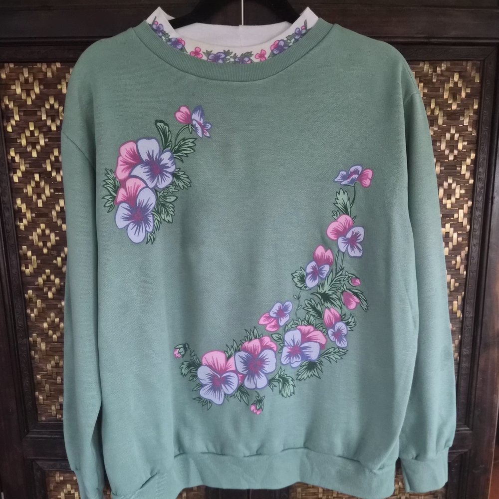 VINTAGE Floral Green Sweater. These Flowers are SO PRETTY